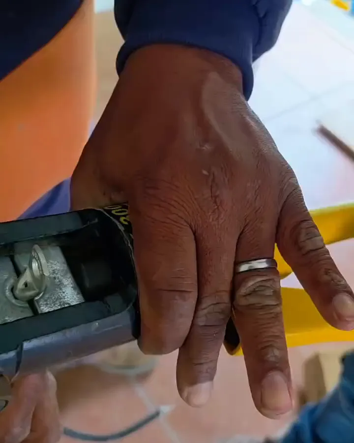 Mãos de técnico da JN fazendo a instalação elétrica