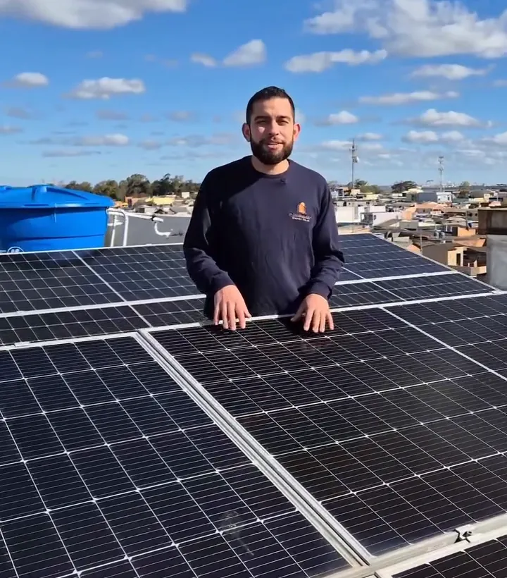 Sistema solar instalado em laje, com o consultor da JN