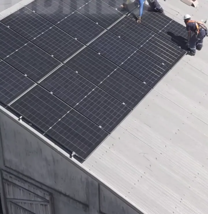 Equipe instalando um sistema híbrido no telhado